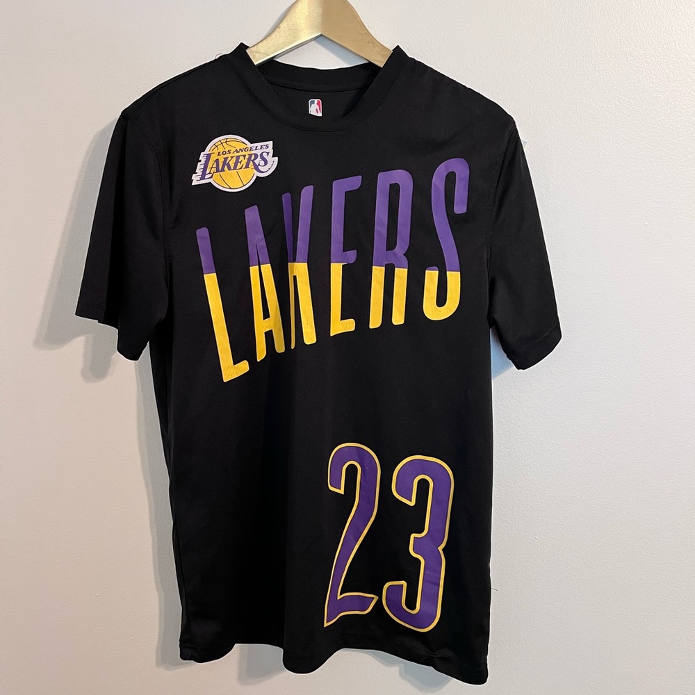 NBA lakers t shirt size Small
